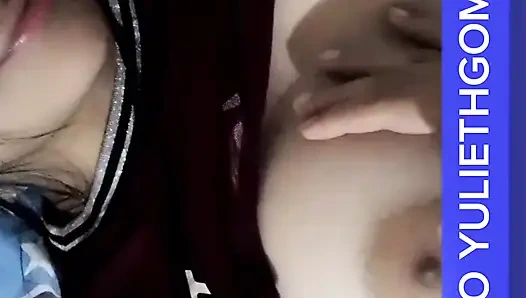 Utangaç üniversite öğrencisi dersten sonra kendini siktirıyor