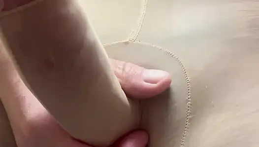 Naylon sheath içinde sert sikimle oynuyorum