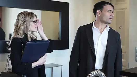 20 yaşındaki Jade, müşterileriyle sevişiyor