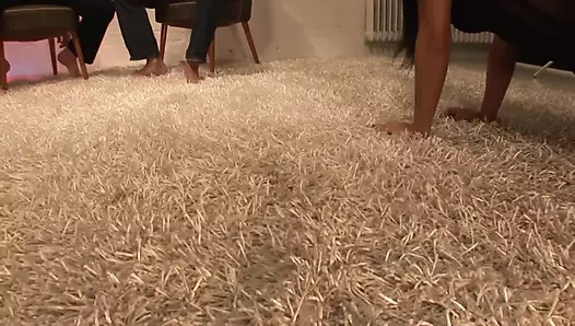 Büyük göğüslü azgın koyu tenli üçlü seks partisi