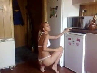 Beyaz bikini için soyunma seksi kız