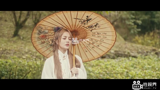 Büyük memeli Asyalı sürtük büyük yarağa binmeyi seviyor