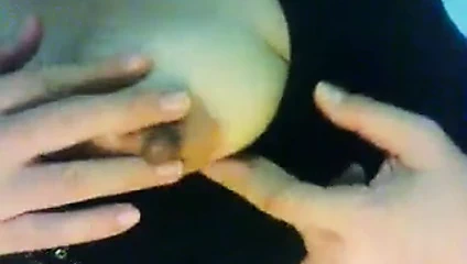 meme uçlarımı oynuyorum