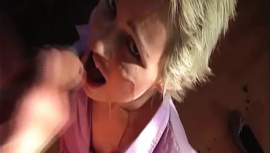 Крошку-блондинку Дико Пальцами На Диване