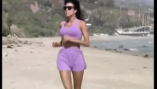 Büyük yaşlı memeli güzel halka açık sikişen sarışın fahişeler plajda amcık yalıyor