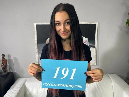 bir döküm esmer minyon kız