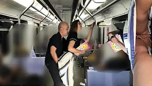 Metro yolculuğu sırasında eteğinin altına sürtünüyor.