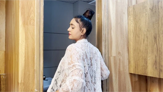 Güzel kız ona her şeyi gösterdi.