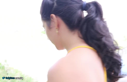 Tamirci ıssız bir yerde mahsur kalan evli kadını sikiyor