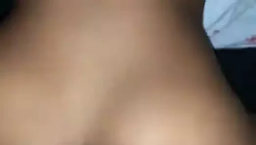 Sevimli bir siyah piliç ile tutkulu kremsi köpek - pov