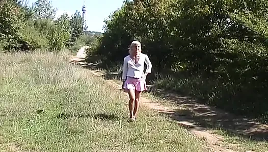 Pirsingli amcık hatun fomr Almanya açık havada işiyor