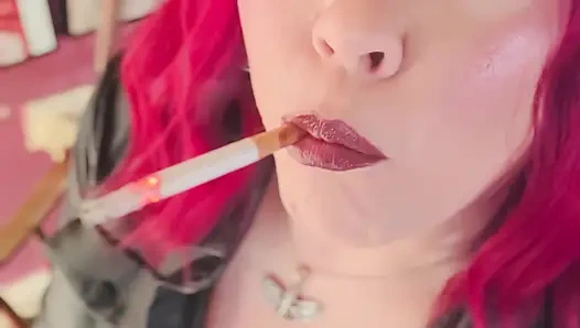 Sahibeniz Tina Snua deri zincirli giyinmiş sigara içiyor 2 mantar sigarası