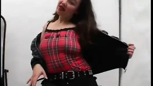 Büyük götlü Asyalı sürtük boşalana kadar sikiliyor