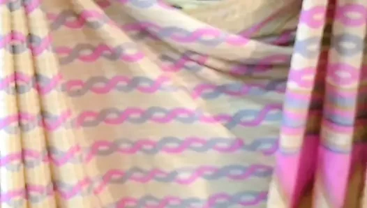 Hintli tamil yaramaz evli kadın renu petticoat bluz saree kocasının arkadaşı için azdırıyor! Indianhotwifex