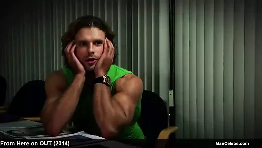 Erkek ünlü tj hoban kasını ve çıplak vücudunu gösteriyor