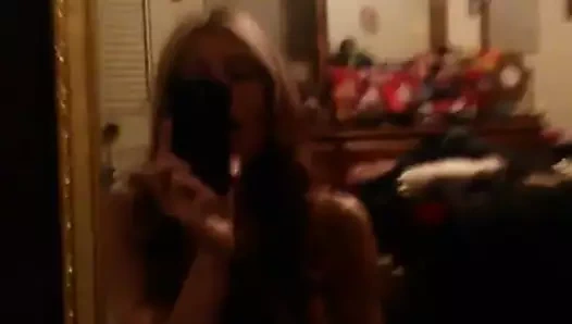 Ateşli karısı aynada oynuyor.