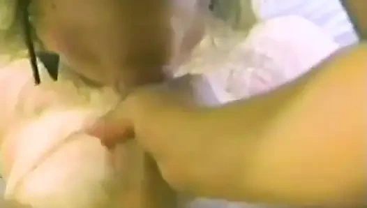 Sıkı memeli sarışın yarak emiyor ve döl yutuyor