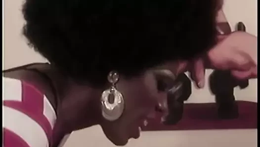Esmer travesti ve kırmızı kafa züppe birbirlerini ki üzerinde matkap