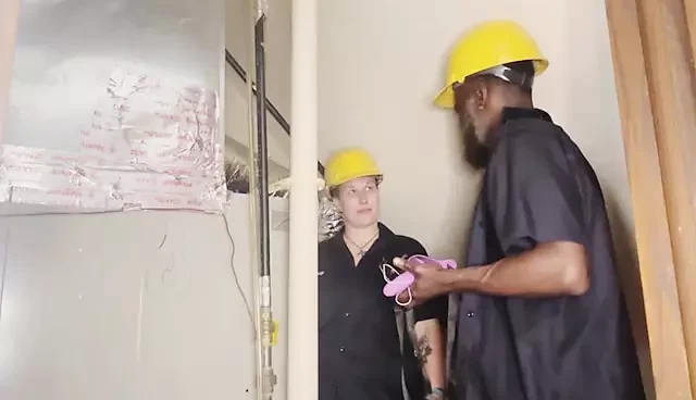Tomboy işini sürdürmek için patronunu sikiyor