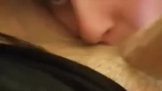 Sıcak sarışın alır bir fındık üzerinde ona yüzünde