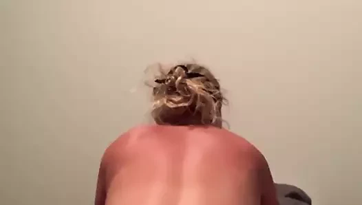 Beyaz kedi kahrolası siyah horoz