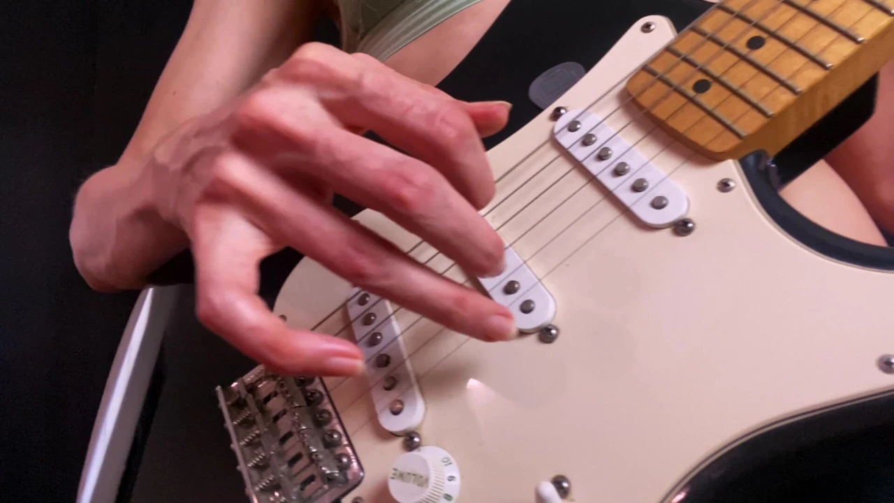 Sutyenle gitar çalıyor - damarlı eller ve parmaklar