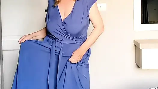 Süper seksi olgun orta yaşlı seksi kadın siyah çoraplı oynuyor