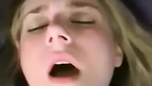 Genç sarışın Tina Jay'in yüzüne boşalıyor