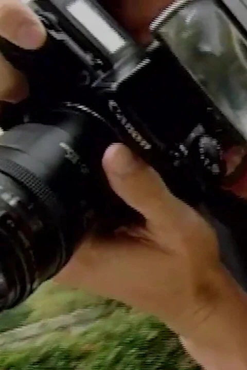 Büyük doğal memeli esmer kadın fotoğraf çekiminin ardından sert sikişiyor
