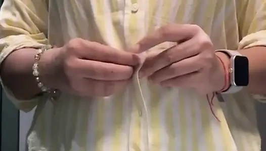 Hintli kadın selfie göğüslerini gösteriyor