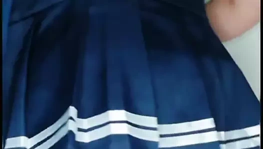 Kız öğrenci okulun banyosunda çıplak