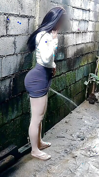 Süper seksi ve baştan çıkarıcı ayakta şüphesiz dışarıda işiyor