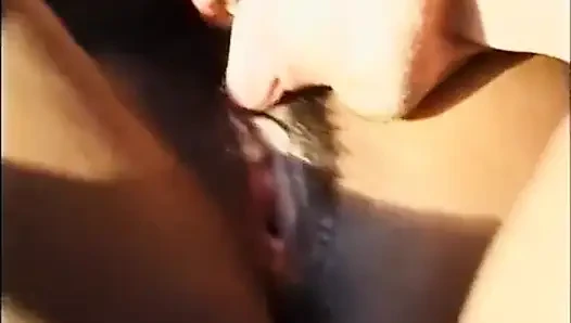 Siyah ve beyaz üçlü yarak emiyor amcık yalıyor sikişiyor