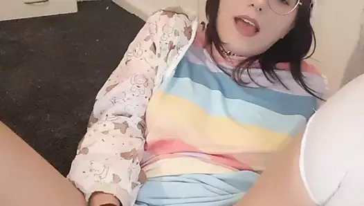 Genç minyon latin genç kız seks oyuncağıyla mastürbasyon yapıyor