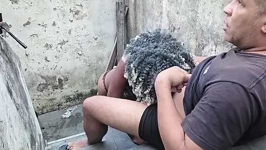 Evli, merdivenlerde kıçını vererek aldattı