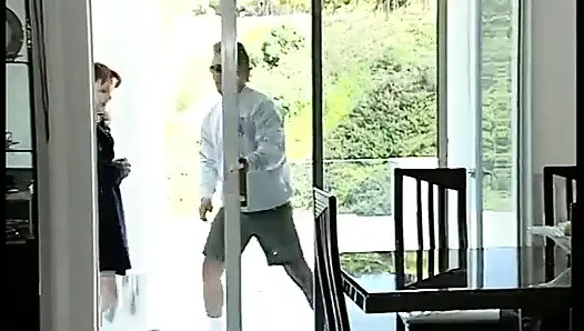 Aç koca karısını duşta buluyor ve sert sikiyor