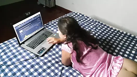 Tembel orta yaşlı seksi kadın üvey oğlunun yarağını emmeyi reddetti!