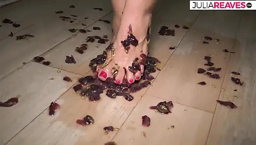Ayak fetişi, üzüm püresi yapıyor ve büyük göğüslerinle oynuyor