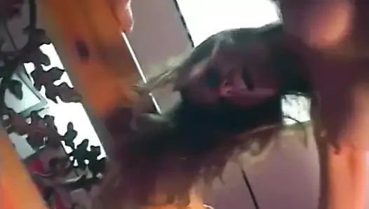 Komşunun güzel kızlarının götü yaşlı adam tarafından yatağında genişletiliyor