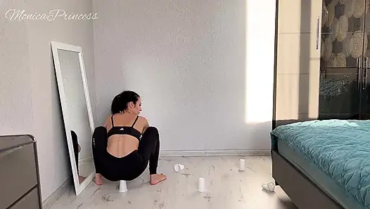 Giantess götüyle bir şehri mahvediyor