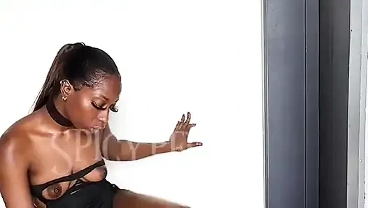 Siyah sürtük büyük bir yarak yutmayı seviyor.