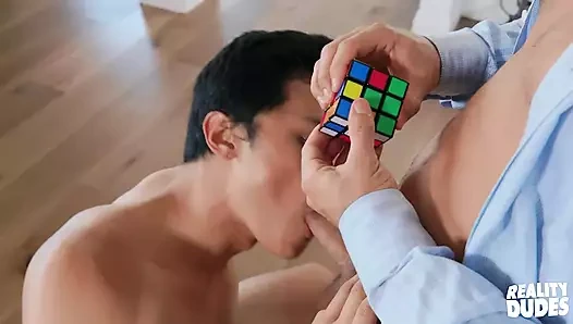 Eli avcısı odaklanmak için elinden gelenin en iyisini yapıyor ama max Blairwood sikini emerek harika bir iş çıkarıyor - realite dudes