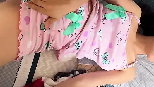 Üvey kız pijamalarıyla beni baştan çıkarıyor ve sonunda ona her yerinden dokunuyorum