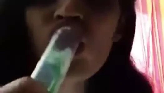 Genç sapık svetha sahte yarak emiyor