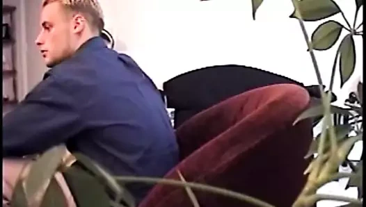 Düz çocuk vızıltılarıyla dolu bir ağız