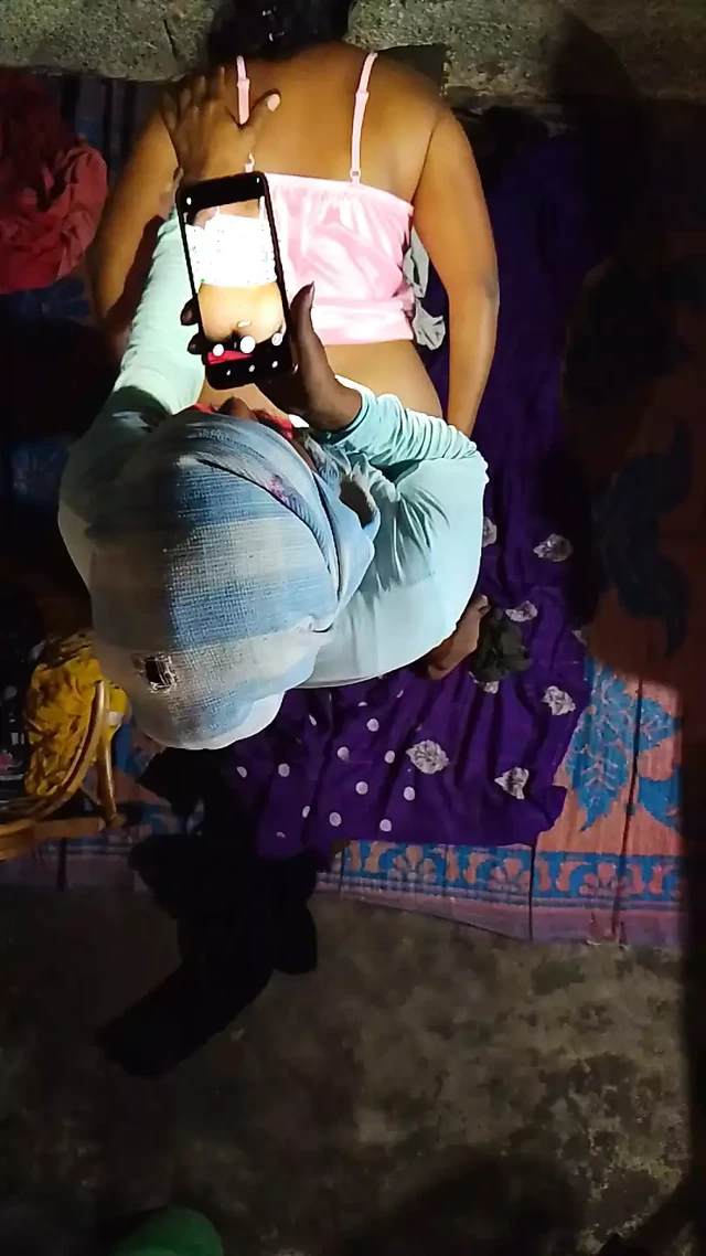 Seksi Hintli üniversiteli kız domalarak götten sikiliyor - queen4desi