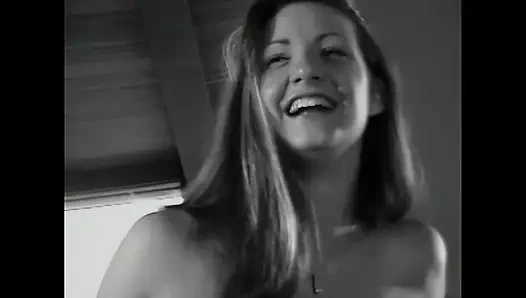 Muhteşem göğüslü muhteşem genç bir tanrıça büyük bir erkeklik tarafından sertçe seviştirildi