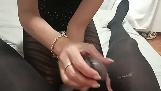 Külotlu çorap fetişizmi. MILF naylon içinde bir penis emiyor ve onu boşaltır bakış açısına