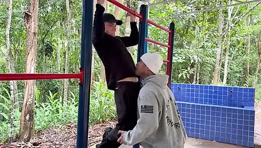 Spor salonu personeliyle sıcak