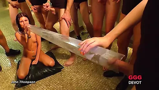 Ggg John Thompson, azgın Adina işemeyi, emmeyi ve sikilmeyi seviyor.